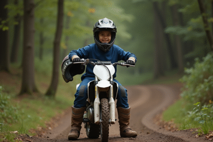 Jeune garçon en motocross souriant avec son vélo tout-terrain